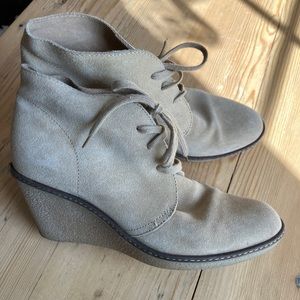 2/$30 J. Crew Tan Suede Rubber Wedge Lace Up Bootie Size 8 Gently Used